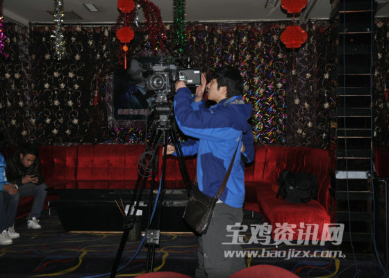 台前幕后忙乱的工作人员.jpg 台前幕后忙乱的工作人员.jpg