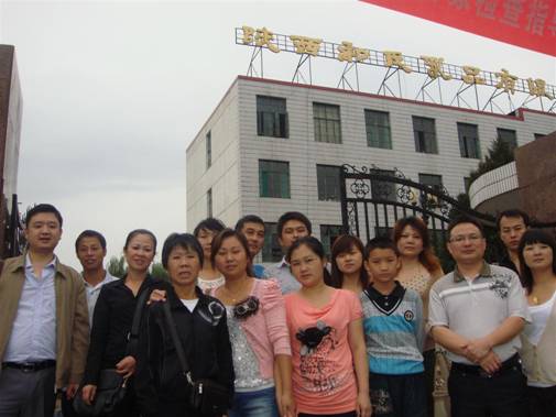 客户在公司行政综合楼前留影1.jpg 客户在公司行政综合楼前留影1.jpg
